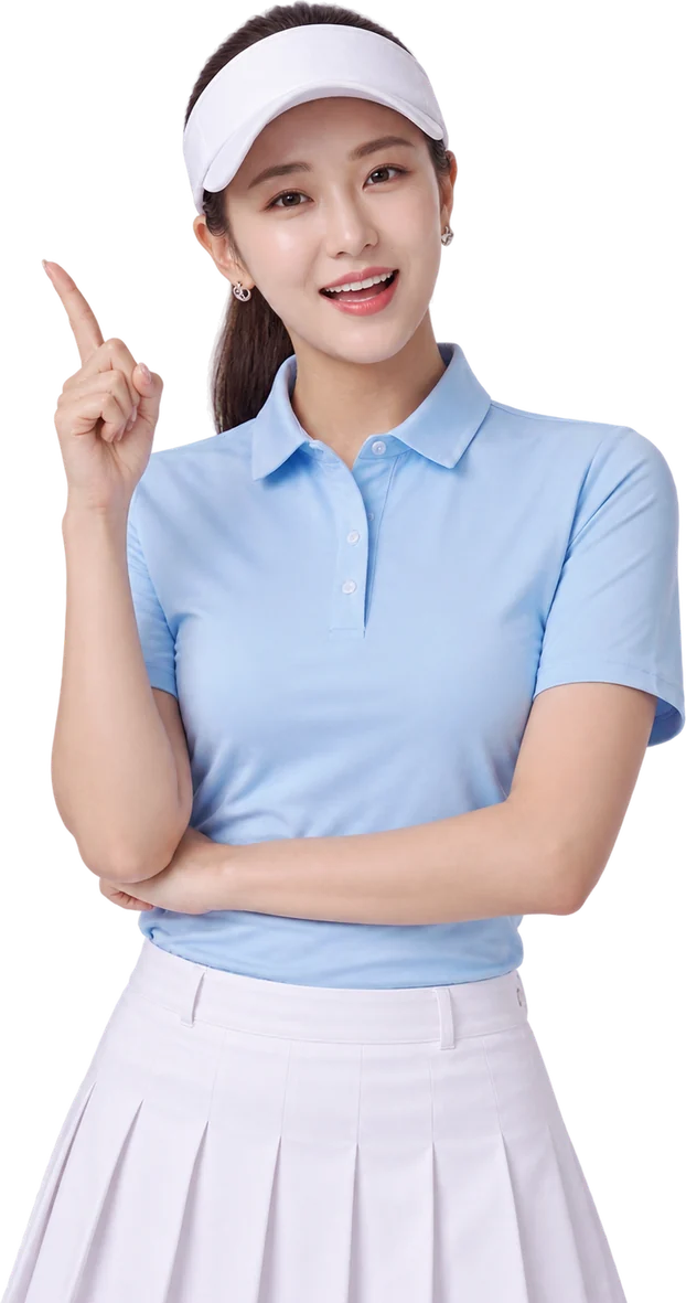 손가락으로 위를 가리키며 웃는 골프웨어 차림의 여성